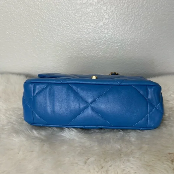 $6,900 CHANEL 19 Flap Bag Medium Blue 21P Excellent Condition - Picture 7 of 16